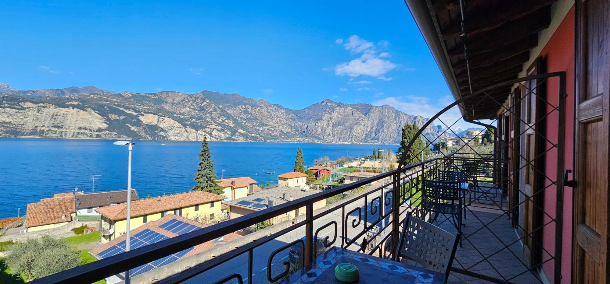 Casa Guarnati Lake View Apartments Malcesine Exterior photo